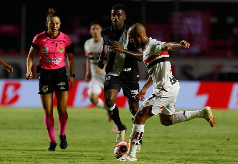 "Por mais que tenha gramado sintético de altíssima qualidade, nunca vai ser igual ao natural.", disse Lucas Moura (Foto/Reprodução)