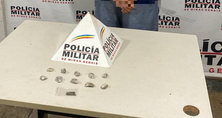 Os policiais encontraram em posse do indivíduo 10 buchas de maconha e um tablete da mesma droga. (Foto/Divulgação)