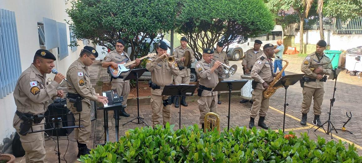 Em clima festivo, os músicos tocaram as clássicas marchinhas de Carnaval (Foto/Divulgação)