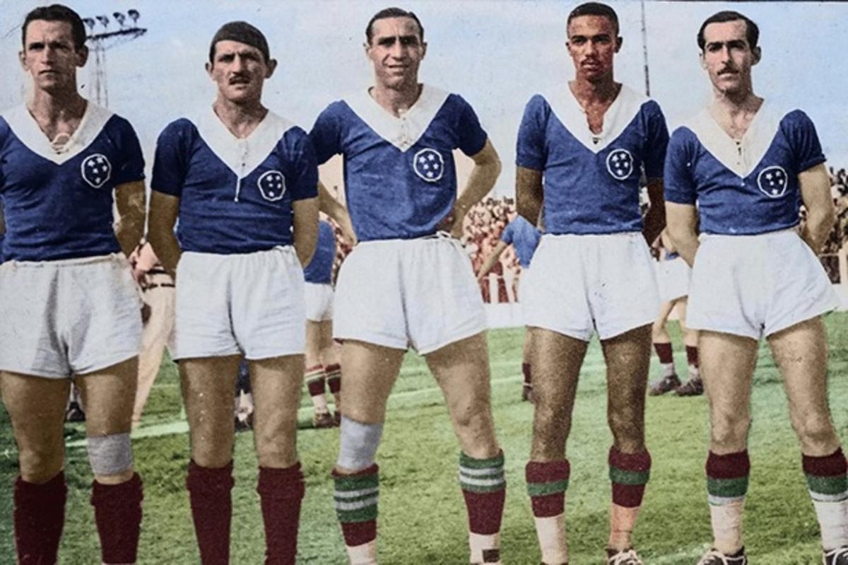 Jogadores do Cruzeiro antes de amistoso em 1943 (Foto/Acervo Lúcio Souza/Cruzeiro/Reprodução)