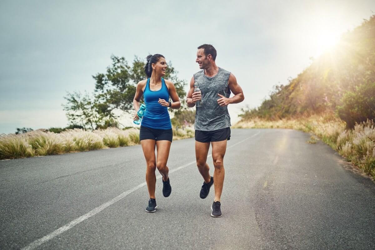 Exercícios físicos ao ar livre devem ser evitados no calor (Foto/PeopleImages.com/Shutterstock)