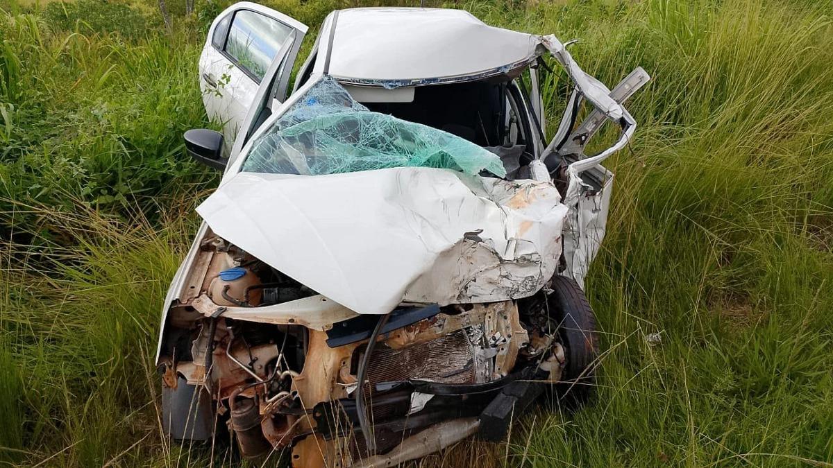 Carro bate de frente com caminhão em Uberlândia, no Triângulo Mineiro, na manhã deste sábado (Foto/Divulgação/CBMMG)