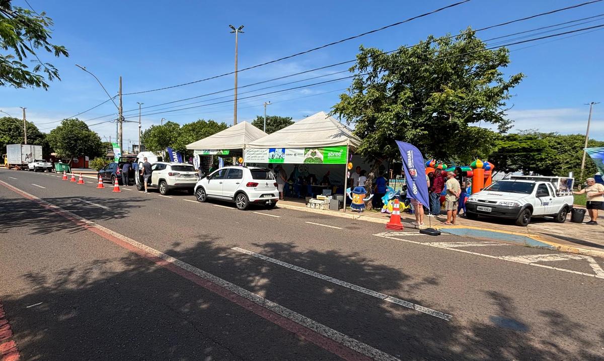 Praça Pôr-do-Sol esteve movimentada sábado com o drive thru para descarte que resíduos eletrônicos (Foto/Divulgação/Codau)