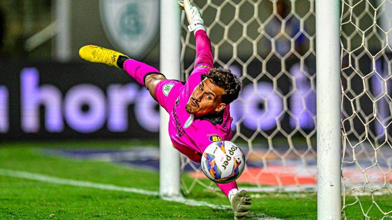 Os ataques e tentativas de intimidação à Matheus Mendes ocorreram no Instagram (Foto/Mourão Panda/América)