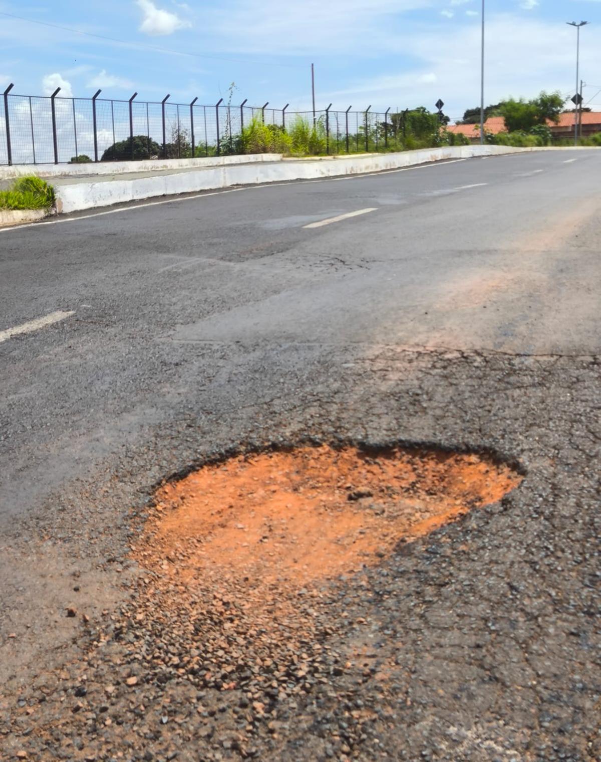 A Prefeitura informou que a empreiteira responsável pela obra no viaduto já foi notificada e realizará os reparos em breve (Foto/JM)