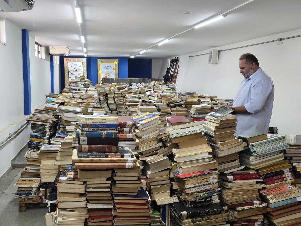 Todo o acervo da Biblioteca Pública começou a ser transferido e o vereador Tulio Micheli acompanhou o início do trabalho (Foto/Divulgação)