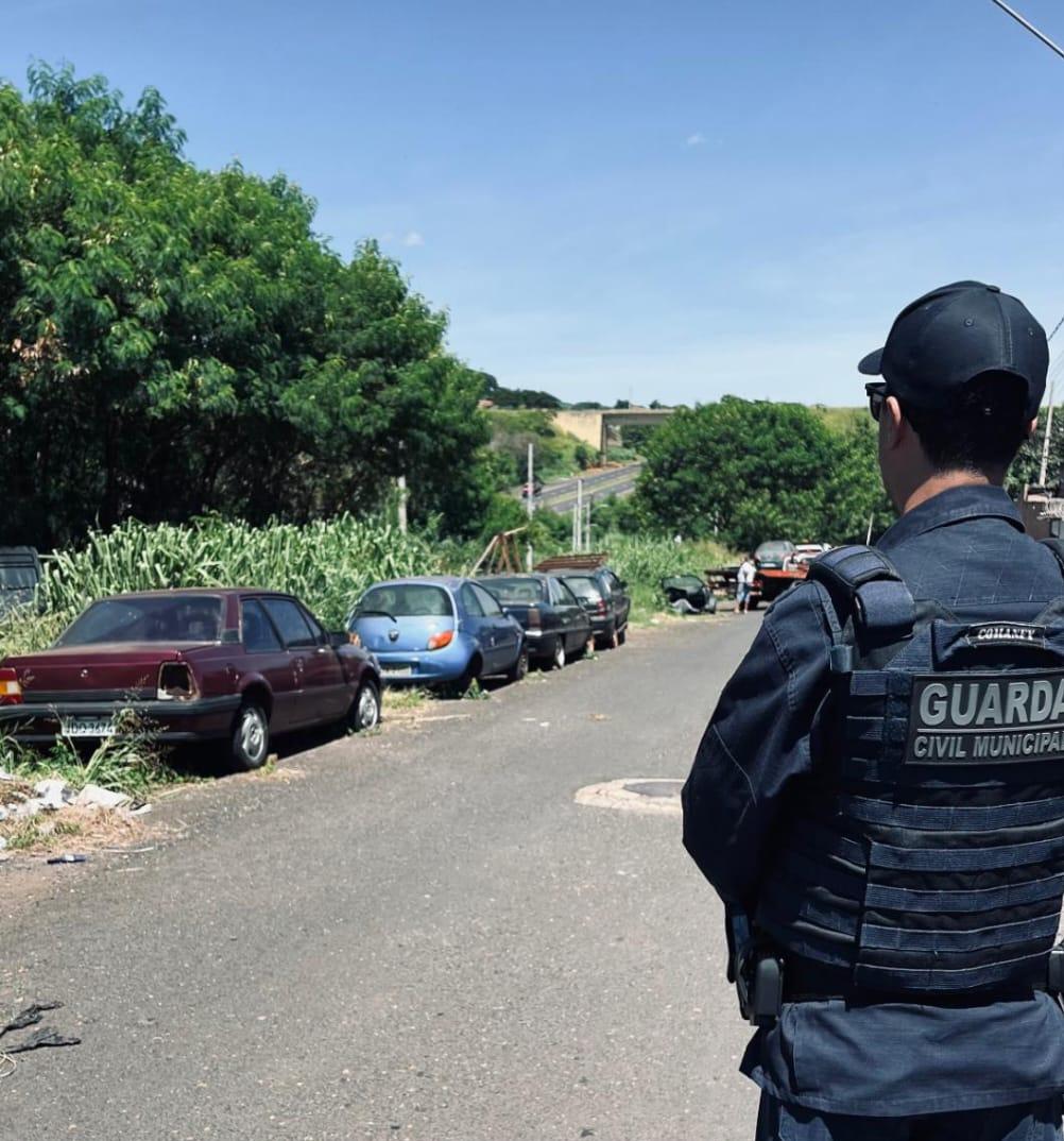 Ação conjunta da GCM removeu nove veículos estacionados irregularmente (Foto/Divulgação)