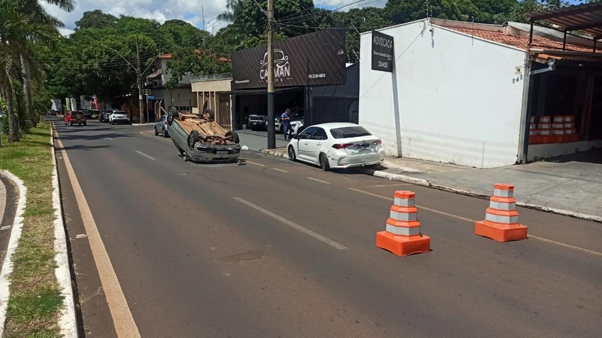 Após bater no carro estacionado na avenida Santa Beatriz, o Onix capotou e ficou com as rodas para cima, no meio da pista (Foto/Divulgação)