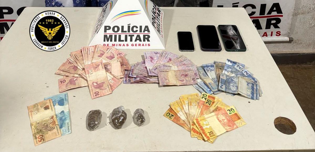 Os militares apreenderam três buchas de maconha, três celulares e a quantia de R$ 692,00 em dinheiro. (Foto/Divulgação)