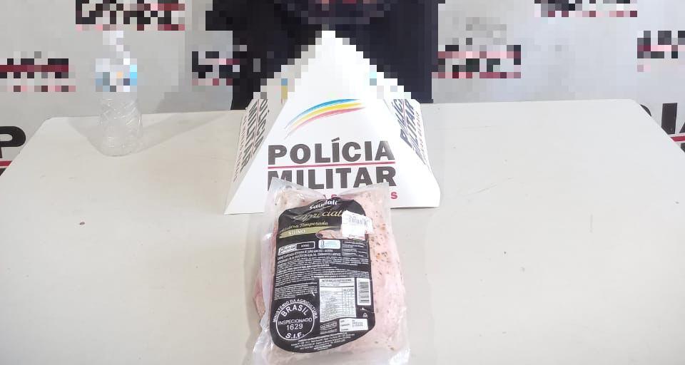 Ao ser abordado, foi encontrado em posse do suspeito uma peça nobre de carne suína. (Foto/Divulgação)