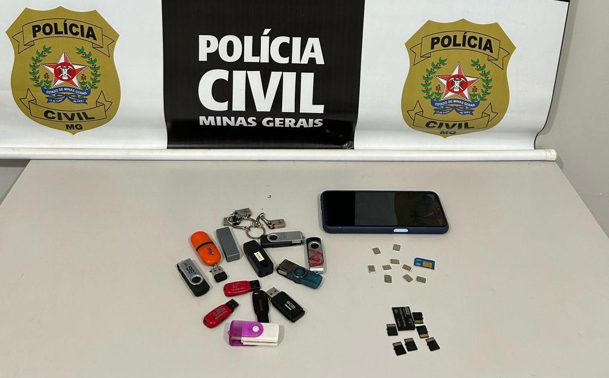 O suspeito foi levado à delegacia em cumprimento a mandado de prisão preventiva e os pen-drives e cartões de memória foram apreendidos (Foto/Divulgação)