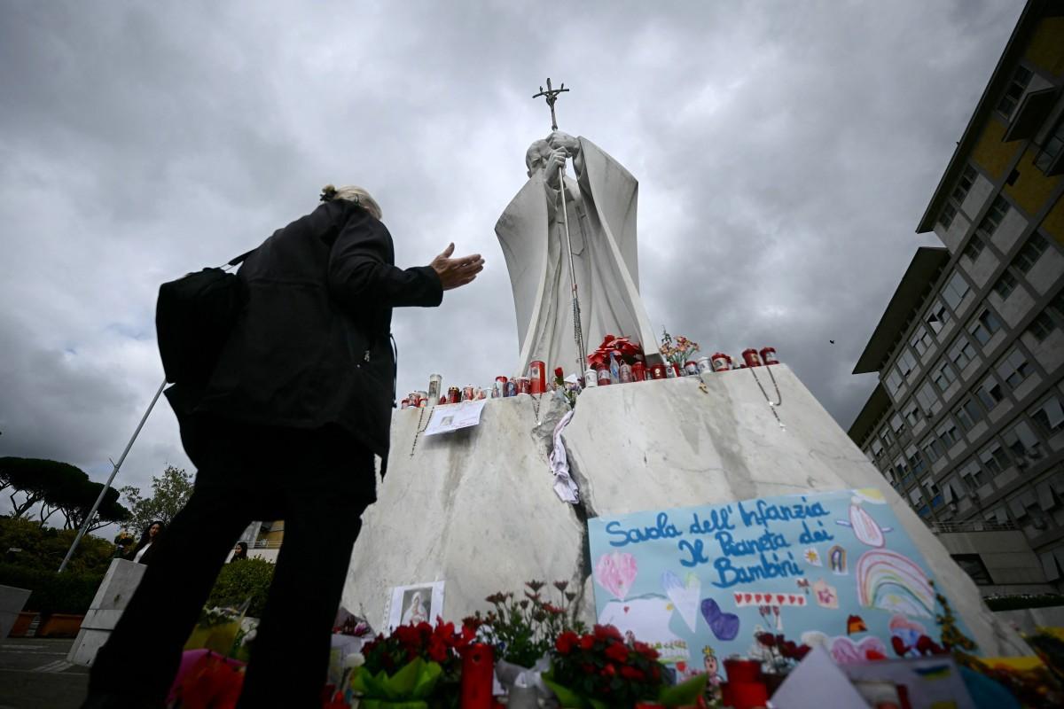 Papa Francisco está internado, e fiéis prestam homenagens em frente ao hospital
Foto: AFP or licensors (Foto: AFP or licensors)