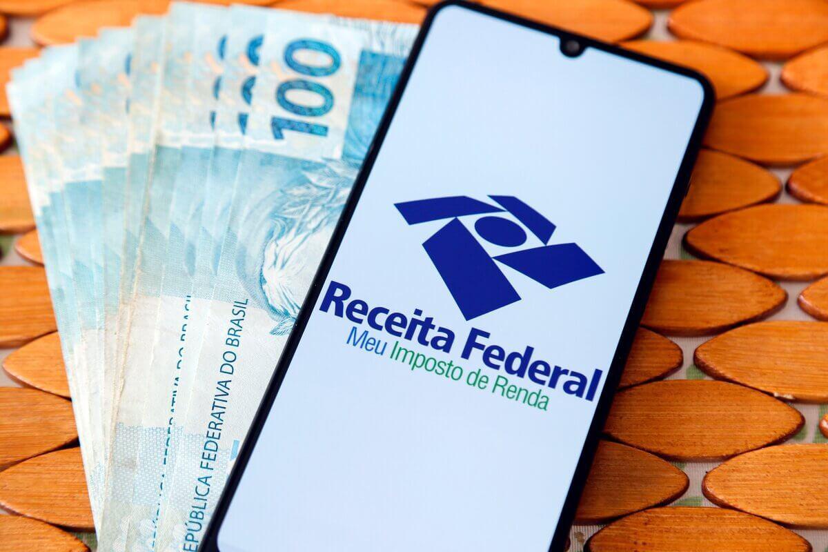 Quem atrasar no envio da declaração do imposto de renda, estará sujeito a multa de 1% ao mês sobre o tributo devido (Foto/Sidney de Almeida/Shutterstock)