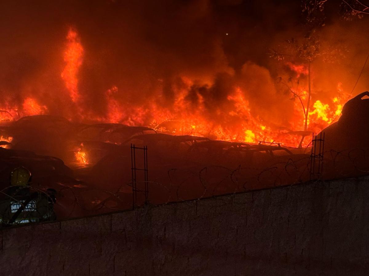 Cerca de 80 veículos foram danificados pelo incêndio, em um local que abrigava mais de mil automóveis, conforme relatado pelo vigilante do estabelecimento (Foto/Divulgação)