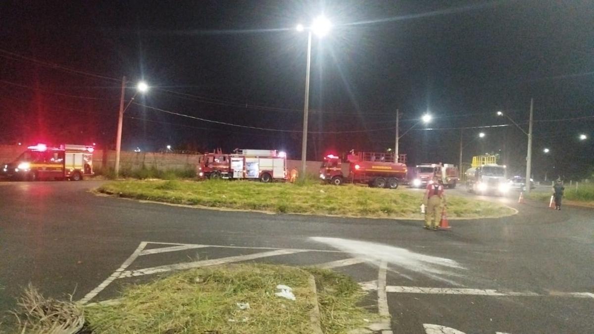 Várias equipes dos bombeiros foram mobilizadas, com o apoio de caminhão da Codau, para controlar o incêndio no pátio, que contava com mais de mil veículos (Foto/Divulgação)