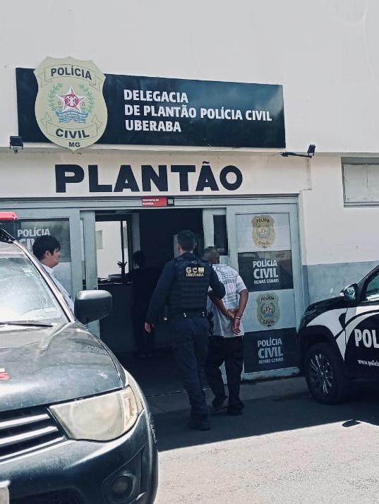 Momento em que a Guarda Civil Municipal conduzia um dos infratores à Delegacia de Polícia (Foto/Divulgação)