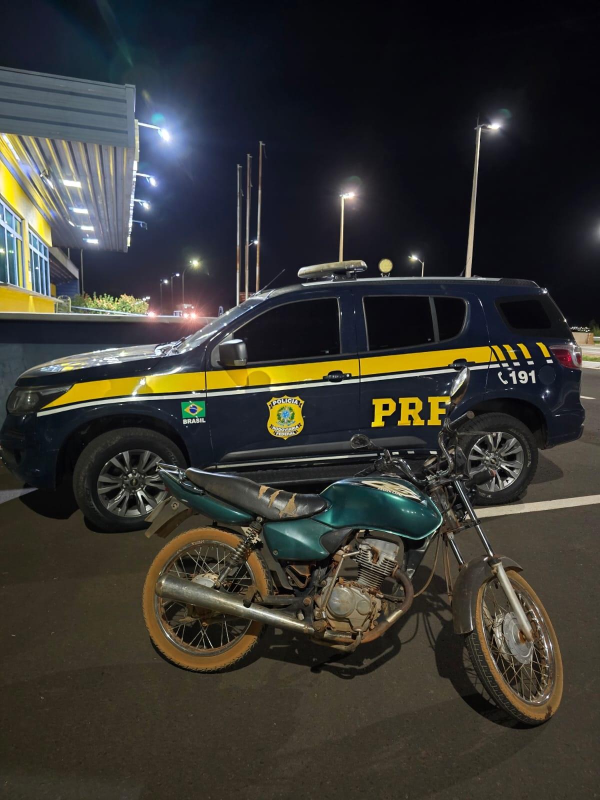 Polícia Rodoviária Federal apreendeu a motocicleta e conduziu o piloto à delegacia, após operação na 050, próximo ao Alfredo Freire (Foto/Divulgação)