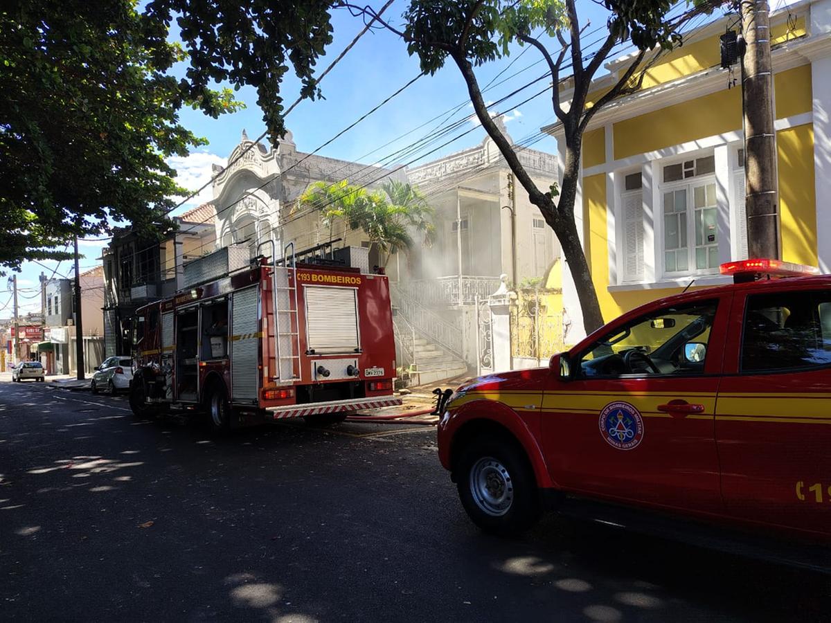 Quando os bombeiros chegaram, havia muita fumaça no local (Foto/Divulgação)