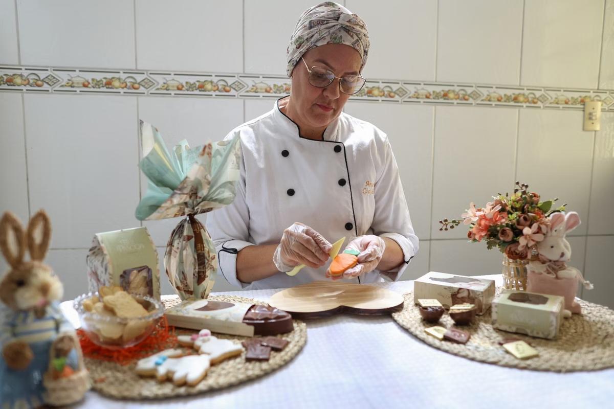 Confeiteira Ana Paula Souza, da Cia do Sabor, planeja um cardápio de Páscoa que mistura chocolate e biscoitos amanteigados (Foto: Flavio Tavares/O Tempo)