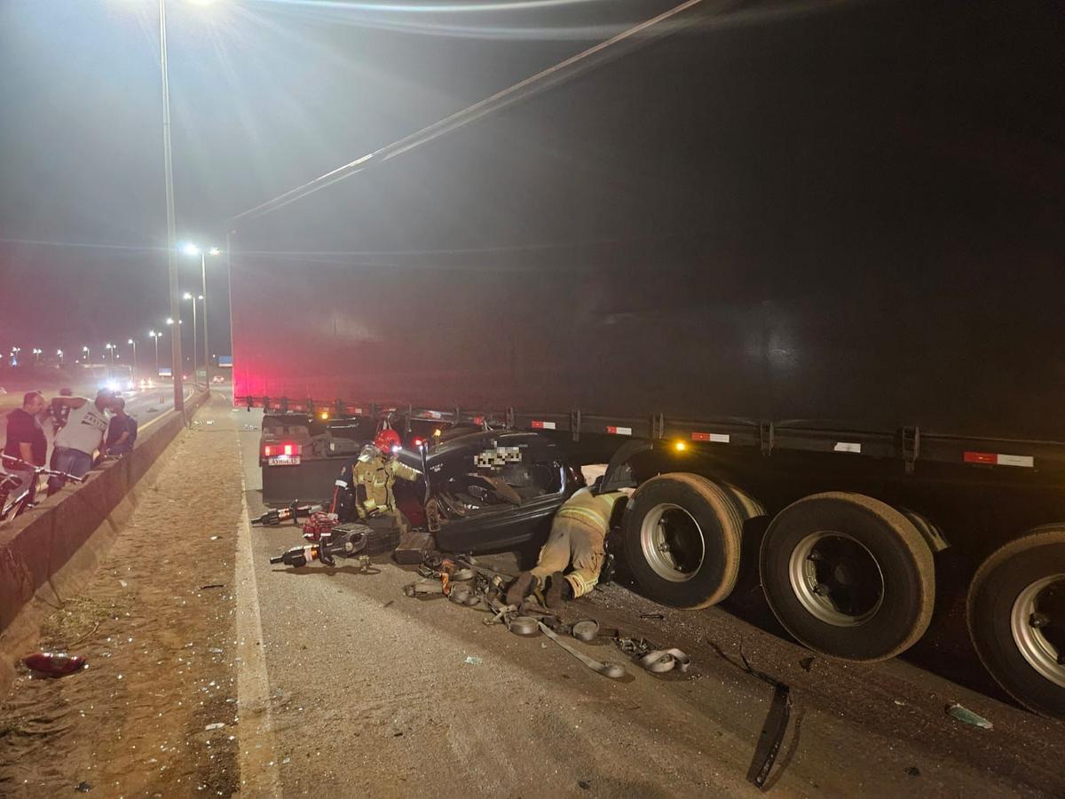 O condutor do veículo, um Corsa preto, teve o óbito confirmado por médico do SAMU, ainda no local do acidente (Foto/Divulgação)