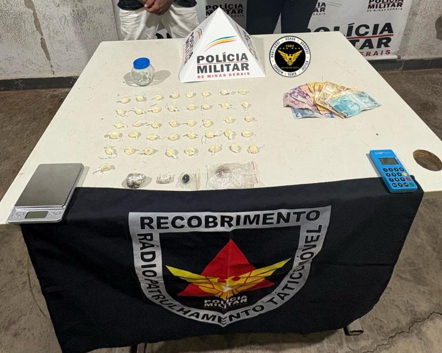 Entre os materiais apreendidos estavam 41 papelotes de cocaína, uma porção de haxixe, três buchas de maconha, além de R$ 317,00 em dinheiro e diversos itens utilizados para dolagem (Foto/Divulgação)