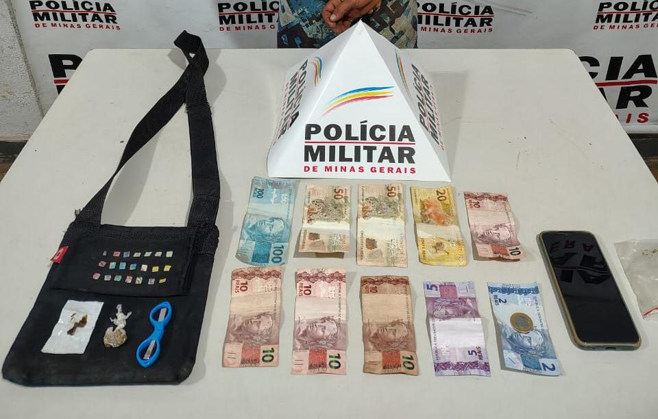 Durante a revista, foram encontrados em sua bolsa 21 papéis de LSD, uma porção de ICE Haxixe, uma bucha de maconha, além de R$ 268,00 em dinheiro (Foto/Divulgação)