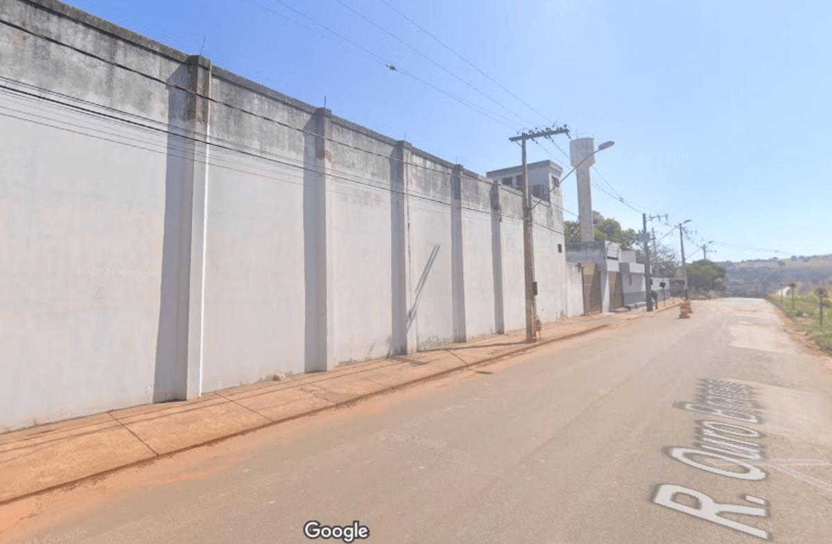 Fato aconteceu na entrada do Presídio Sebastião Satiro, em Patos de Minas (Foto/Reprodução Google Street View)