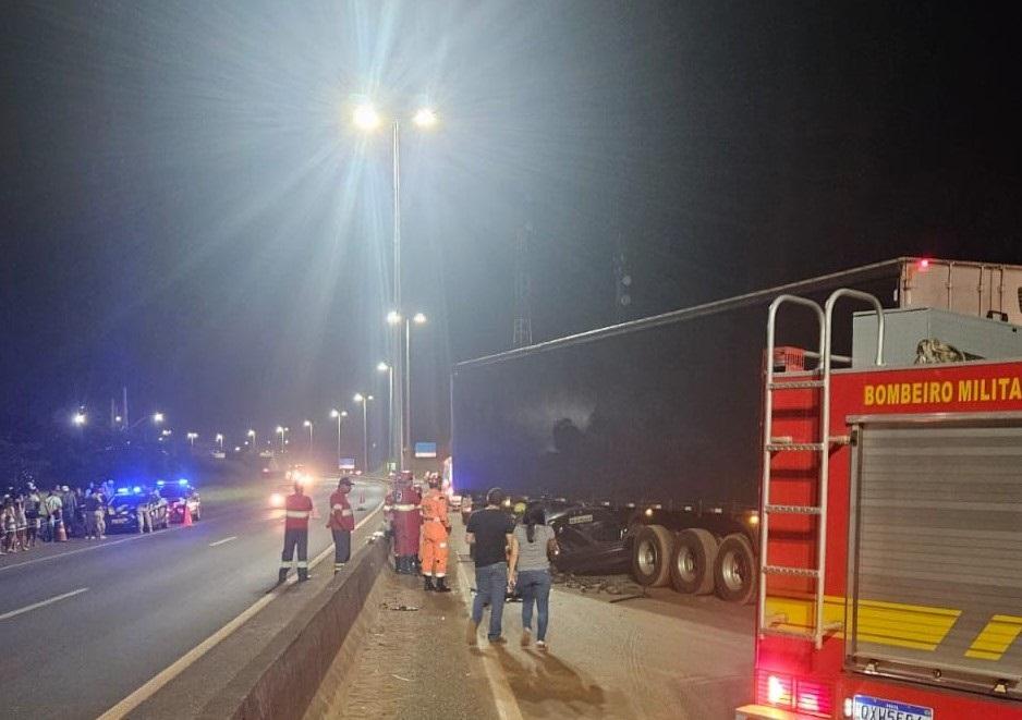 O carro parou debaixo da carroceria da carreta e o condutor teve morte instantânea, segundo constatou equipes de socorristas (Foto/Divulgação)