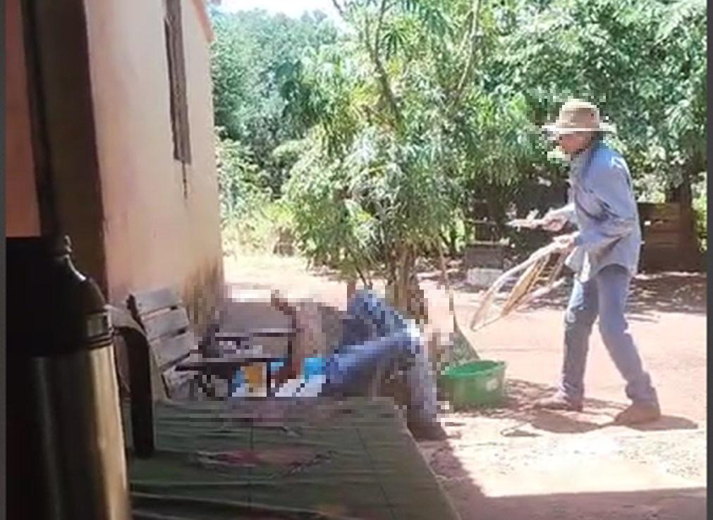 Pessoas que presenciaram a briga filmaram o momento em que o pai agredia o filho na fazenda, localizada à margem da BR-262 (Foto/Reprodução)