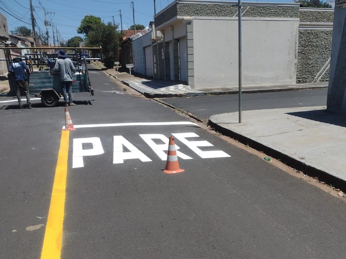 Sinalização horizontal revitalizada no Valim de Melo (Foto/Divulgação)