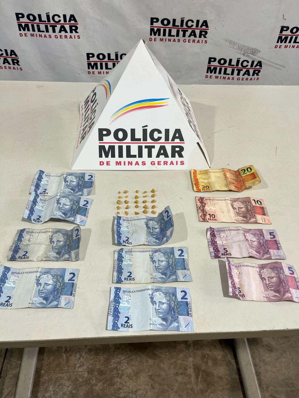 Além da droga, a polícia também apreendeu R$ 54,00 em dinheiro. (Foto/Divulgação)