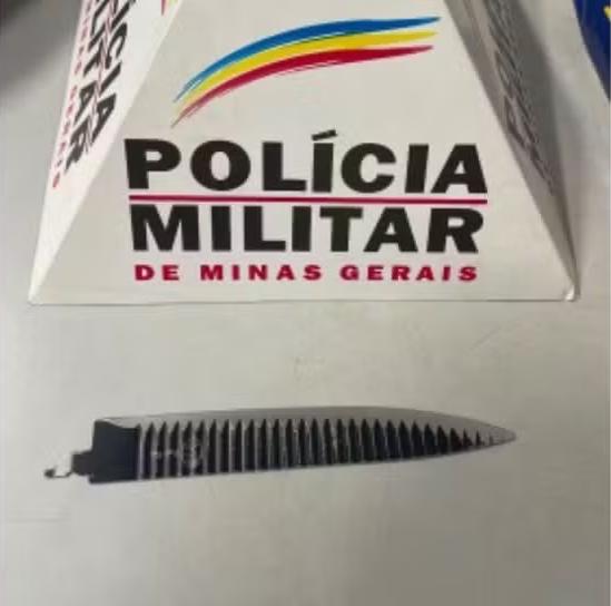 Faca usada pelo homem para ameaçar a mulher em Patos de Minas (Foto/Polícia Militar/Divulgação)