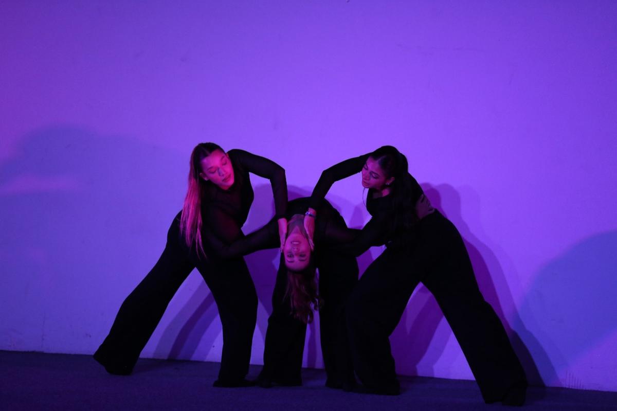 Alunos do curso de Educação Física, da disciplina “Fundamentos da Dança”, no IV Festival de Dança: do Popular ao Contemporâneo (Foto/Reprodução)