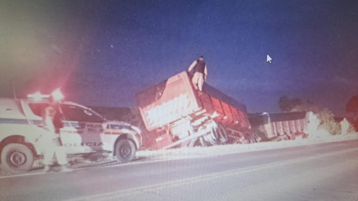 Após intensa perseguição, os ocupantes do caminhão abandonaram o veículo em movimento e com o pneu furado, sendo que um deles foi localizado e preso e o caminhão parou à margem da 262 (Foto/Divulgação)