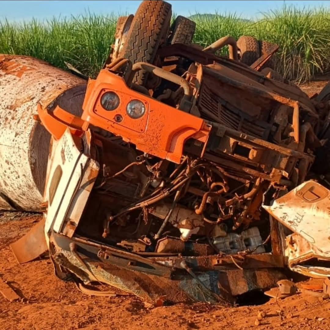 O motorista conseguiu sair do veículo antes da chegada do resgate e foi encaminhado para atendimento médico em Conquista. (Foto/Reprodução)