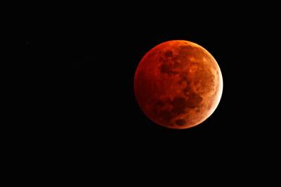 Mesmo com o bloqueio da iluminação solar, a luz se dispersa pela atmosfera da Terra, fazendo com que ondas de luz vermelha se propaguem e cheguem até a Lua (Foto/DONALDO HADLICH/CÓDIGO19/Estadão Conteúdo)