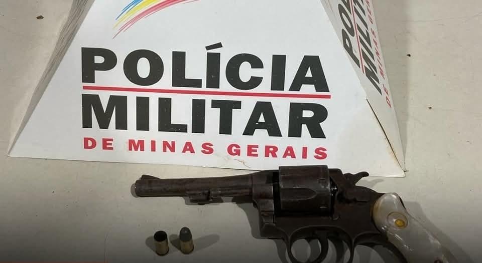 Arma de fogo apreendida com o suspeito, denunciado pelo homem que teria tido um desentendimento com ele (Foto/Divulgação)