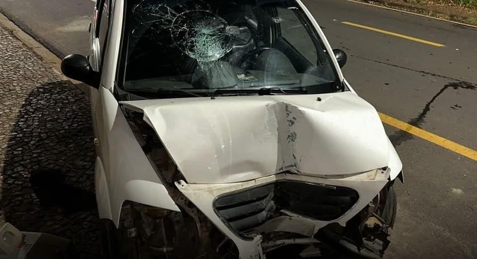 A frente do carro ficou danificada após a colisão e o condutor foi levado para atendimento médico-hospitalar (Foto/Divulgação)