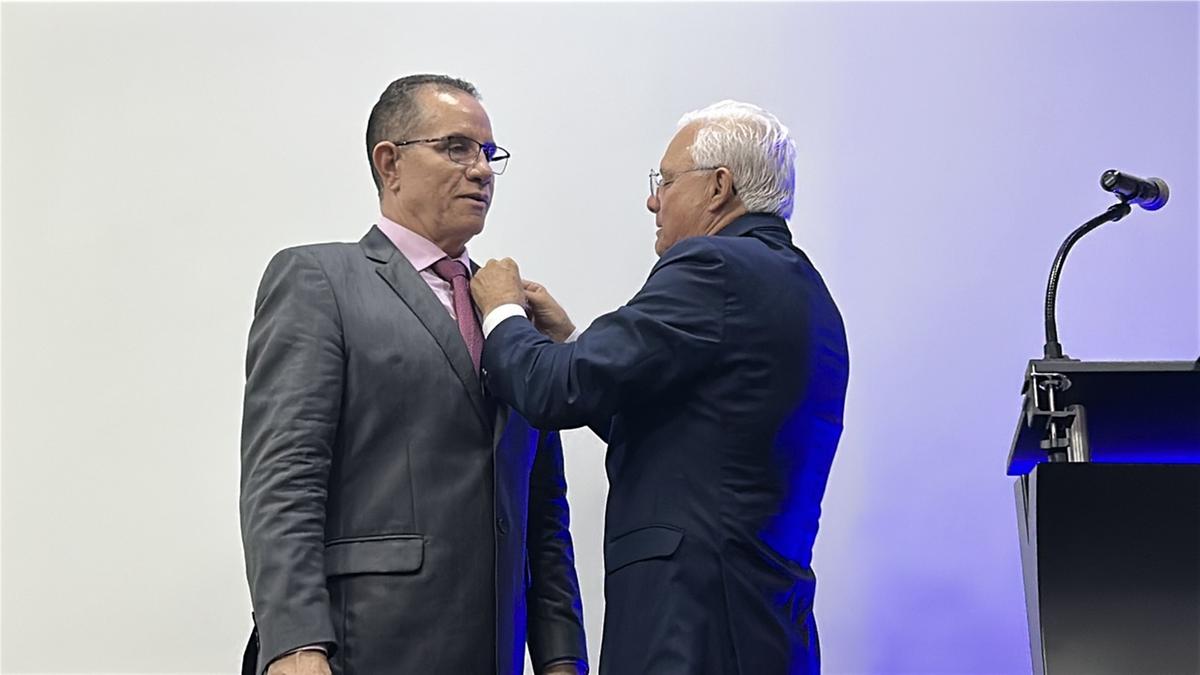 Vice-presidente da Federação das CDLs de Minas Gerais, Frank Sinatra, coloca o pin da entidade ao novo presidente da CDL Uberaba, Lourival Ferreira Costa (Foto/Divulgação)