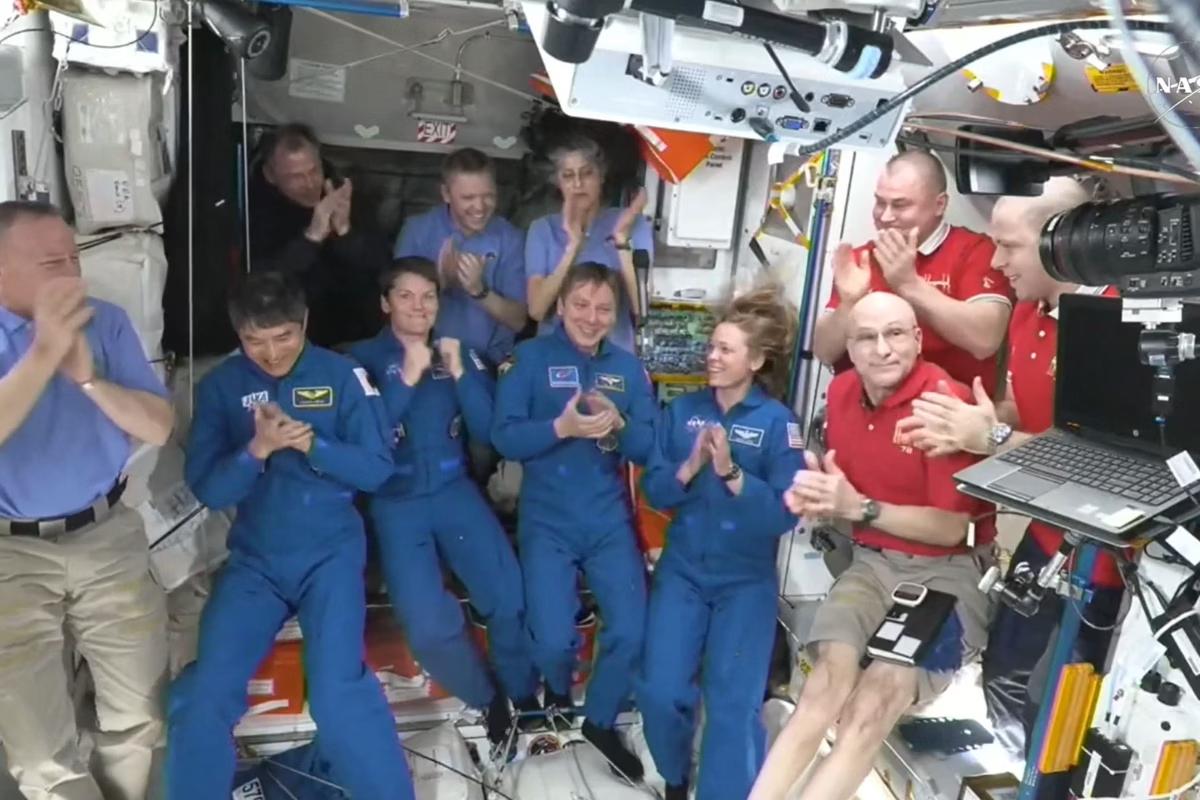 Captura de tela feita a partir de uma transmissão ao vivo da NASA mostra os membros da SpaceX Dragon Crew-10. (Foto/Nasa/AFP)