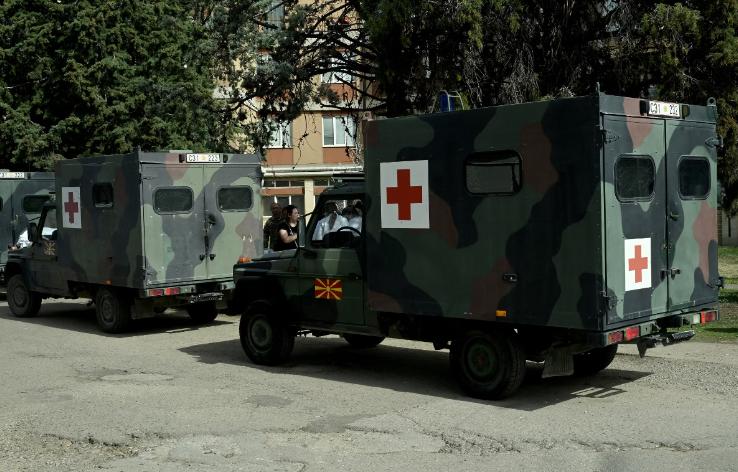 Unidades médicas do exército macedônio chegam para reforçar a equipe de um hospital local em Kocani, uma cidade a cerca de 100 quilômetros a leste da capital Skopje, em 16 de março de 2025, após um incêndio em uma boate. (Foto/Robert Atanasovski/AFP)