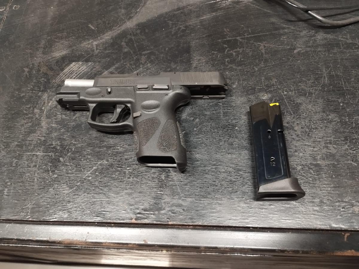 No veículo, os policiais localizaram uma pistola Taurus G2C calibre 9mm. (Foto/Reprodução)