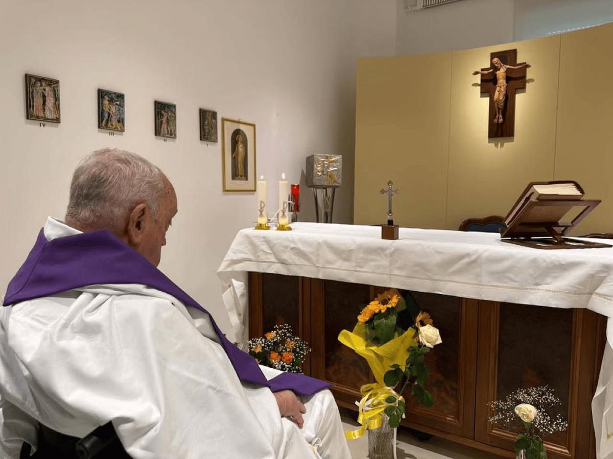 Imagem mostra o jesuíta argentino sentado e um pouco cabisbaixo diante do altar de sua capela privada. (Foto/Divulgação/Vaticano)