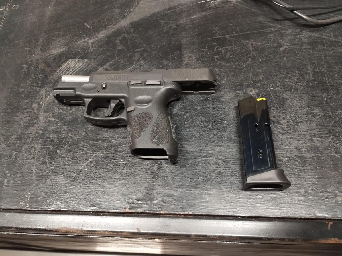 Pistola Taurus G2C calibre 9mm estava dentro do carro, que foi interceptado por se tratar de veículo ligado a ocorrência anterior, relacionada a ameaça com arma de fogo (Foto/Divulgação)