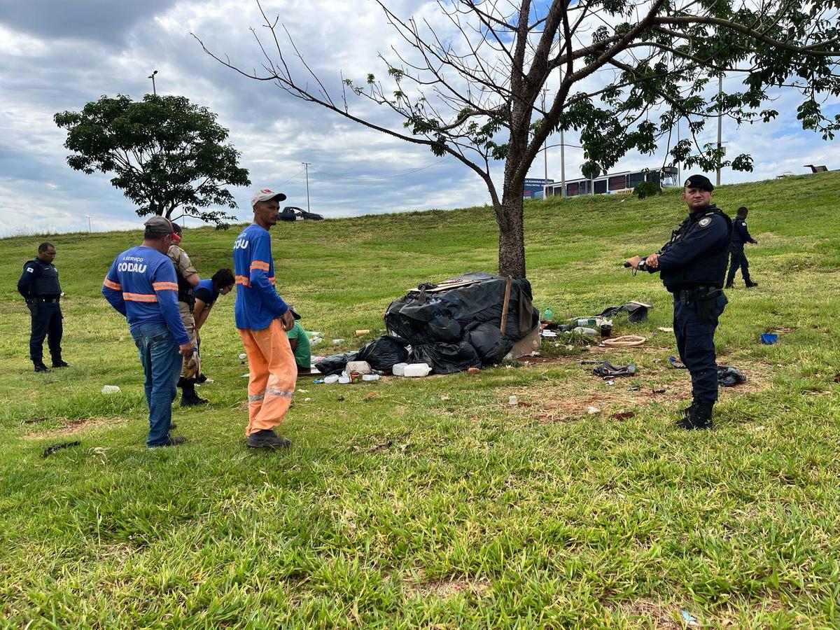 O local vinha sendo utilizado de forma irregular para descarte de materiais, gerando risco ambiental, favorecendo a proliferação de animais peçonhentos e podendo facilitar a prática de crimes (Foto/Divulgação)