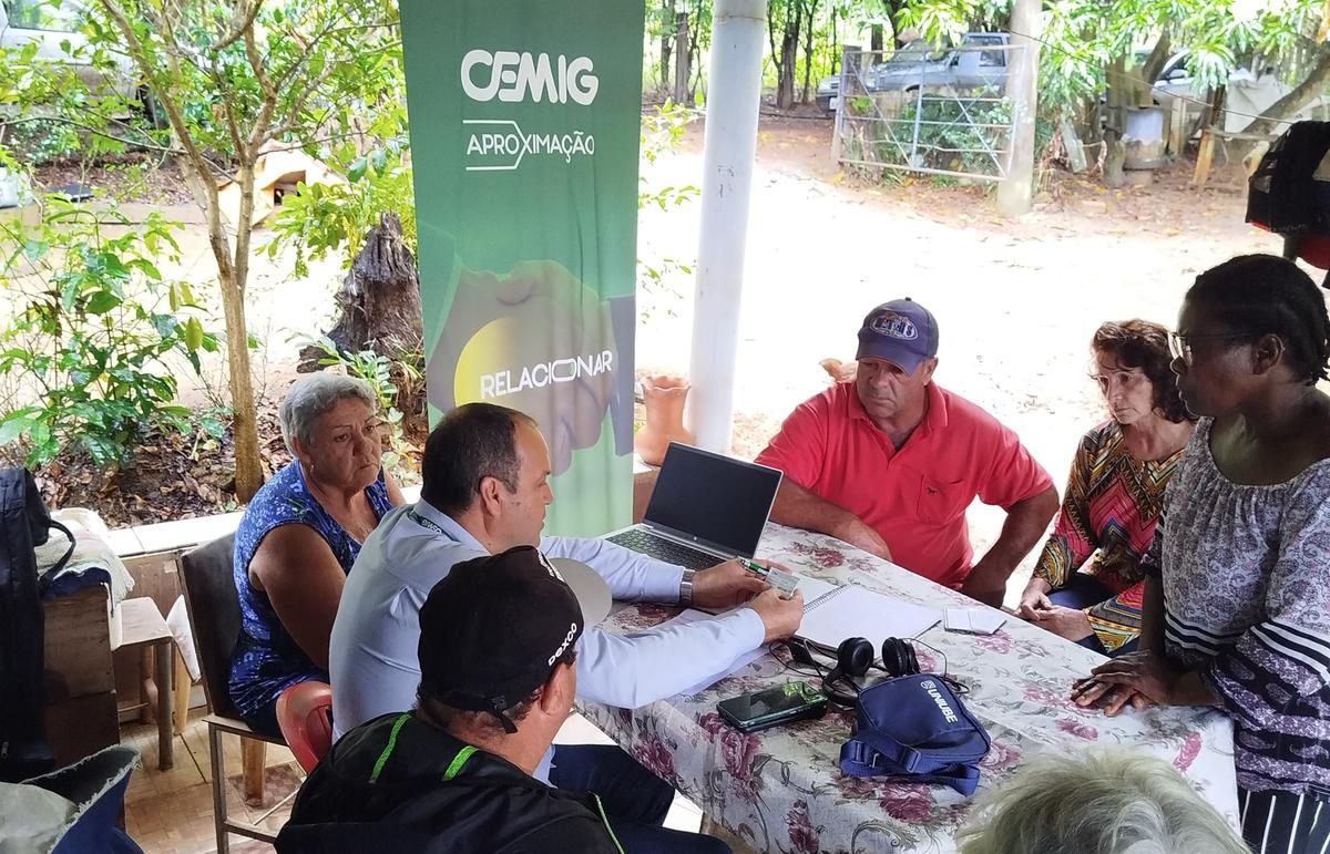 Agente de relacionamento da Cemig Hudson Elvis Ferreira e o chefe de Desenvolvimento Rural da Secretaria de Agricultura, Abílio Nasser, estão visitando as comunidades rurais (Foto/Divulgação)