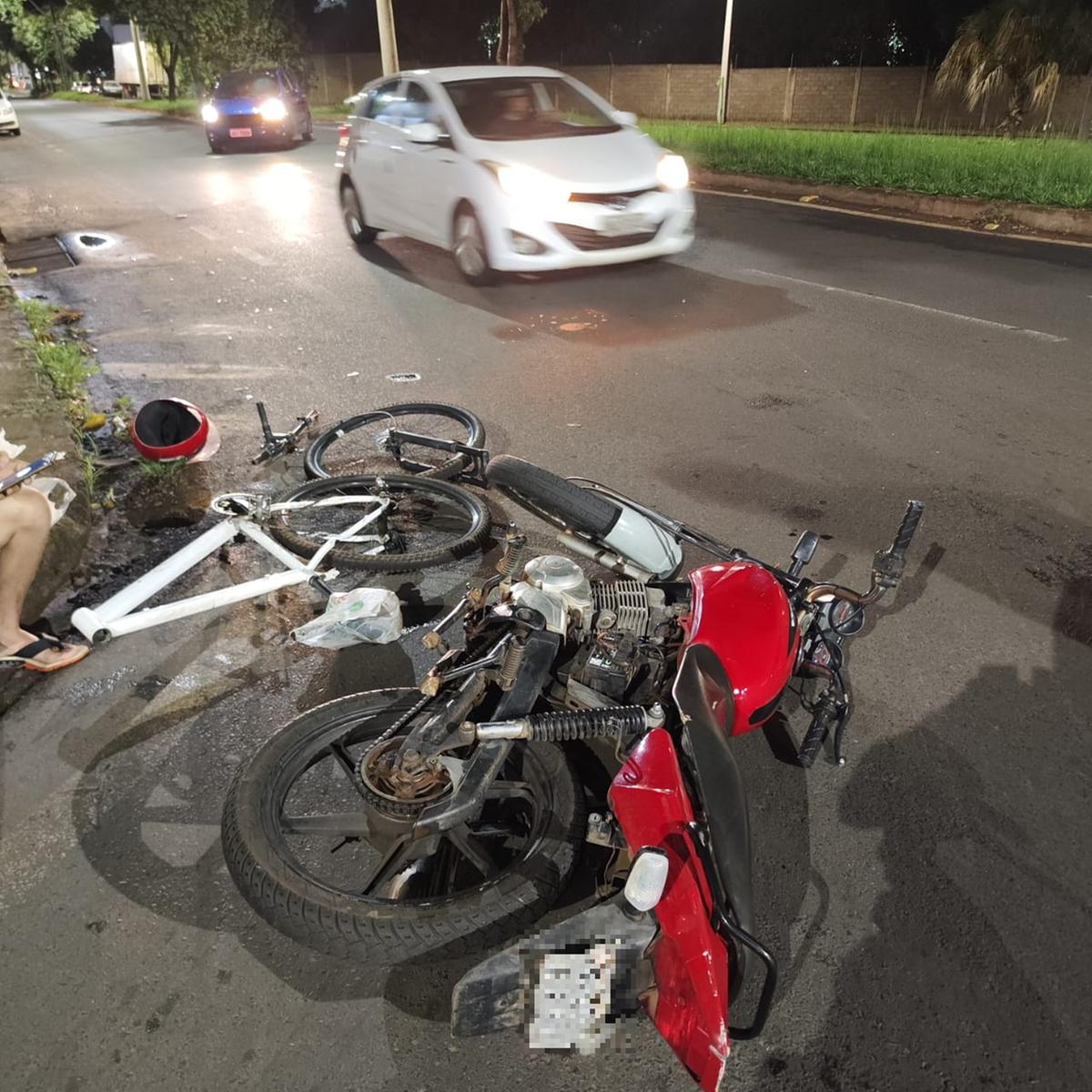 O condutor da motocicleta atropelou um ciclista, provocando a queda de todos os envolvidos. (Foto/Reprodução)