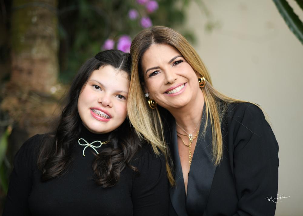 Amanhã, a querida Ana Sabino Ciabotti completa mais um ano e vida, na foto com a mãe, Ana Paula Sabino Borges (Foto/Arquivo pessoal)