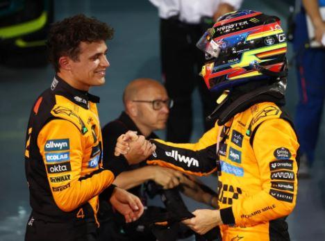 Norris parabeniza seu companheiro de equipe Piastri(Com capacete) (Foto/Reprodução)