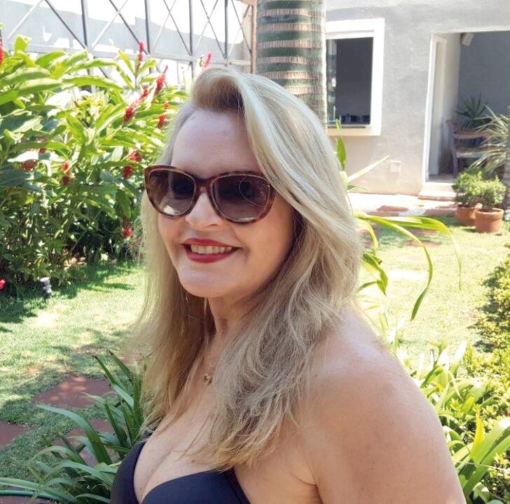 Sempre linda e sorridente, a amiga Mary Edna celebra seu aniversário amanhã. Viva! (Foto/Arquivo pessoal)